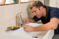 Highlands ranch plumber adjusts a leaking sink